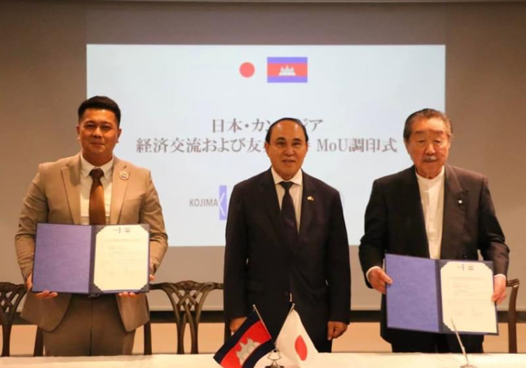 MOU 調印式3人像